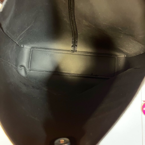 Black Pebbled Leather Shoulder Bag - Sleek Everyday Carry - Picture 5 of 5